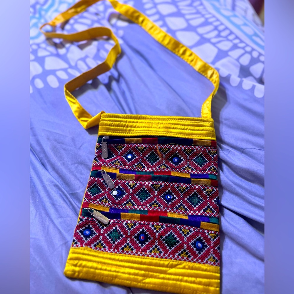 Gold Hand Embroidered Shoulder Purse *BRAND NEW* unworn ☀️